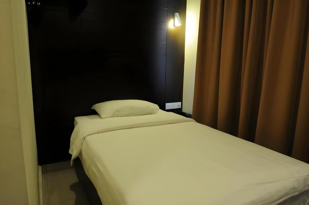 Cathay Hotel Кота-Кинабалу Экстерьер фото