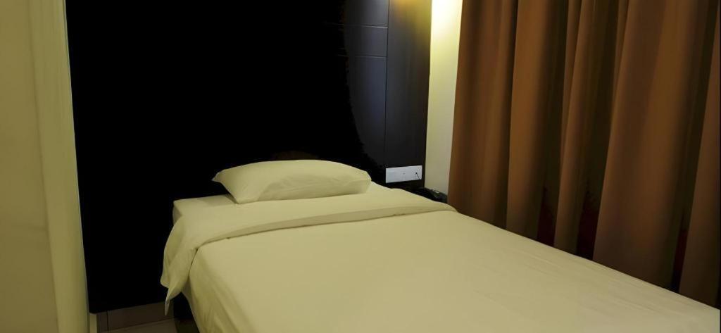 Cathay Hotel Кота-Кинабалу Экстерьер фото