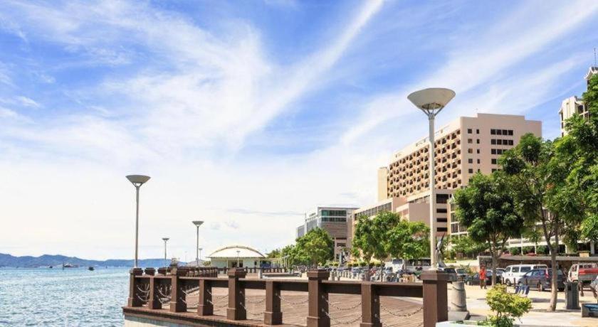 Cathay Hotel Кота-Кинабалу Экстерьер фото